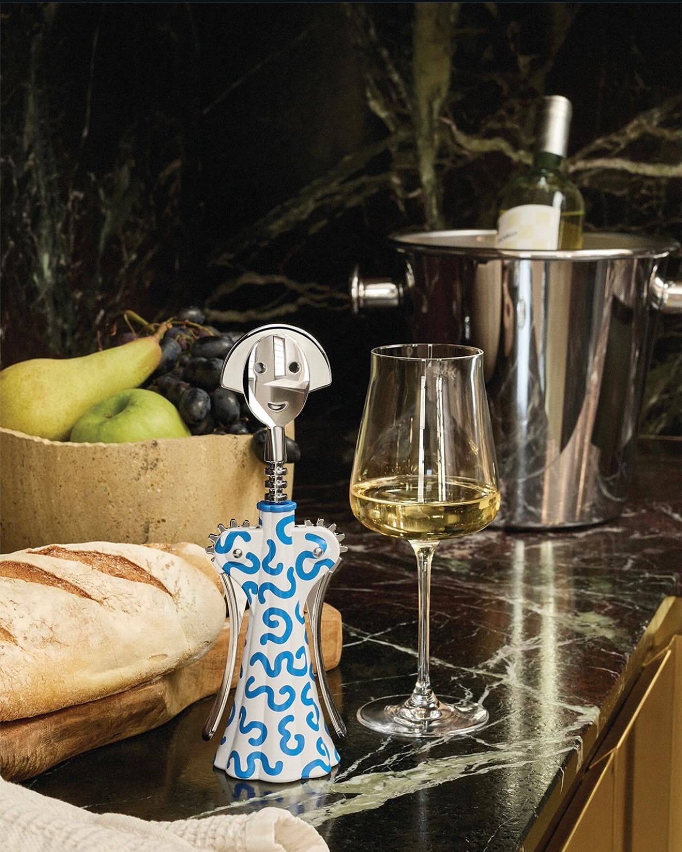 Ein Korkenzieher, der Geschichten erzählt.
Mit Delft bringt @alessi_official die Magie niederländischer Keramik auf den Tisch – voller Farbe, Fantasie und Erinnerungen an Märchen und alte Zeiten. Mendinis Design verbindet Handwerkskunst und Nostalgie zu einem Stück echter Poesie in Form.