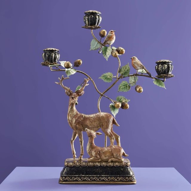 Festliche Waldromantik zieht ein!
Der neue Kerzenleuchter mit Hirschen vereint rustikale Natürlichkeit mit eleganten Akzenten.
Detailreich gearbeitet, bietet er Platz für mehrere Kerzen und schafft eine warme, stimmungsvolle Atmosphäre – perfekt für gemütliche Abende und festliche Tafeln bei Dir zu Hause.