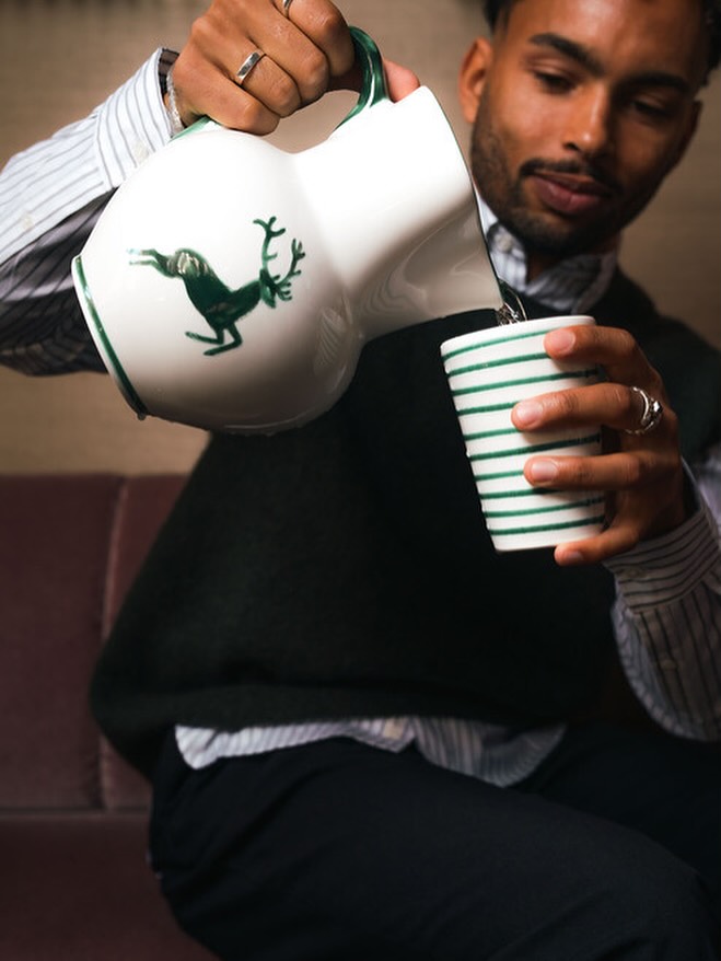 Zeitlose Eleganz von Gmundner Keramik:
Der Krug im Grüner-Hirsch-Design und der Becher Grüngeflammt – perfekt für Most, Glühwein, Wasser oder jede kleine Köstlichkeit.
Tradition, die man spürt. Genuss, den man sieht.