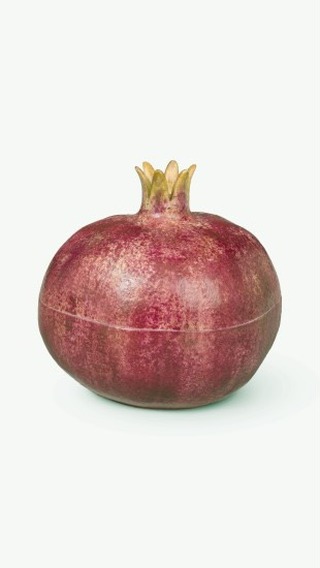 Im Herzen Wiens entsteht jede Granatapfel-Dose in sorgfältiger Handarbeit - Symbol für Fülle, Schönheit und Ewigkeit. Jedes Stück wird von Hand gefertigt - mit Präzision, Geduld und Leidenschaft für das Kunsthandwerk.
Vom ersten Pinselstrich bis zum letzten Glasurbrand: pure Wiener Porzellantradition! @augarten_porzellan