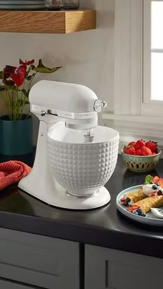 Pure Eleganz in ihrer schlichtesten Form ✨
Die neue KitchenAid Monochrome in Weiß ist mehr als nur eine Küchenmaschine – sie ist ein Statement. Minimalistisch, zeitlos und stark – perfekt für alle, die klare Linien und pure Ästhetik lieben. 🤍
Ob beim Backen, Kochen oder einfach als Hingucker auf der Arbeitsplatte – dieses Schmuckstück bringt Stil in jede Küche!