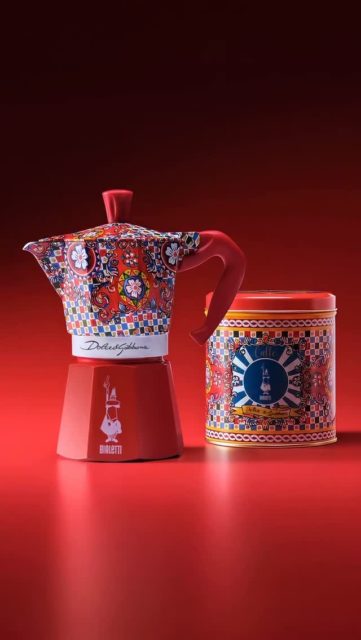 Wenn Dolce&Gabbana auf Bialetti trifft, entsteht mehr als ein Espressokocher: eine Hommage an italienische Handwerkskunst und zeitlose Ästhetik. Jede Tasse wird zum exklusiven Genussmoment – ein Hauch von Luxus, der den Alltag veredelt.