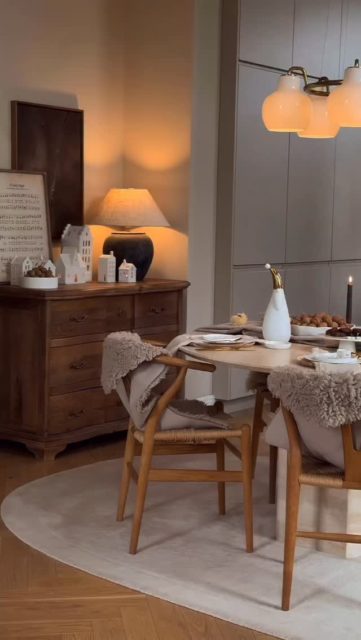 Ein gedeckter Tisch, ein warmer Kaffeeduft und Design, das von Herzen kommt.
Die Produkte von @raeder_designstories schenken jedem Moment eine Prise festliche Magie
Gönn dir deine kleine Auszeit – ganz im Winterzauber und lass Dich bei uns im Shop @fruehauf_since1884 inspirieren.🤍🤍🤍