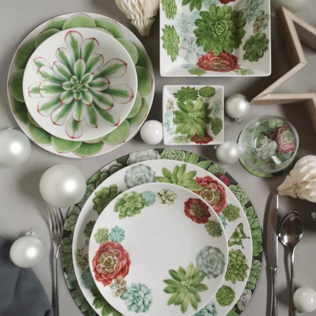 Wenn Interior Design auf die stille Schönheit der Natur trifft.
Sanfte Pastelltöne, organische Formen und grafische Muster machen DESERT ROSE zum Highlight jeder Tafel.

Ob als eleganter Akzent im Alltag oder als besonderer Blickfang beim Dinner – diese Kollektion bringt Harmonie, Ruhe und zeitlose Ästhetik auf deinen Tisch.
Ein Designstatement von @taitumilano , das Räume und Momente veredelt und bei uns im Shop @fruehauf_since1884 zu bewundern ist.