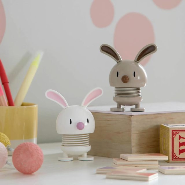 Ostern wird dieses Jahr besonders fröhlich 🐣🌷 

Unsere @hoptimist_official im Osterdesign sorgen garantiert für gute Laune und bringen den Frühling direkt nach Hause. Ob als liebevolles Geschenk im Osternest oder als kleiner Stimmungsaufheller für dich selbst – sie zaubern jedem ein Lächeln ins Gesicht. 

Hüpf mit uns in eine bunte, positive Osterzeit @fruehauf_since1884