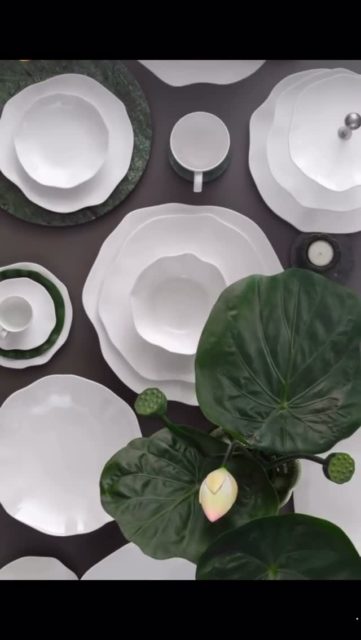 Pura von @villeroyboch steht für Momente, die bleiben – 
ruhig, klar und einfach schön. 
Feines Porzellan trifft auf sanfte, organische Formen 
und bringt pure Leichtigkeit auf deinen Tisch. 

Für alle, die das Besondere im Einfachen lieben 🤍 @fruehauf_since1884