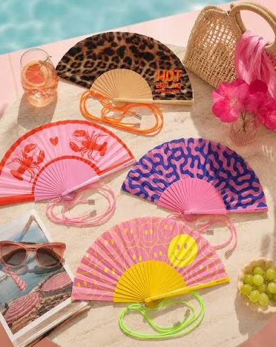 Hot days? Cool bleiben!
Die neuen, farbenfrohen Fächer sind da und bringen frischen Wind in deinen Sommer. Stylisch, praktisch und einfach ein Must-have für sonnige Tage!