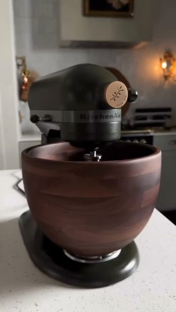 Wenn Küchendesign plötzlich sexy wird.

Die KitchenAid Artisan Evergreen trifft auf die edle Walnussholzschüssel – zeitlos, charakterstark und definitiv zu schön, um im Schrank zu verschwinden.

Ein echtes Statement bei uns im Shop @fruehauf_since1884
