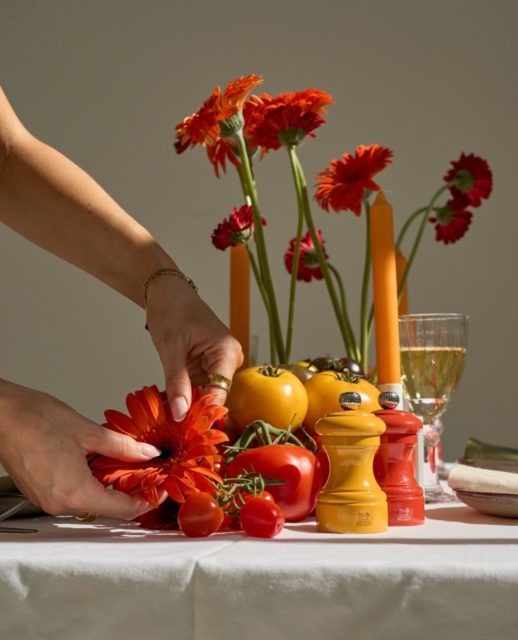 Sonnengereifte Tomaten, leuchtende Farben und dazu die ikonischen @peugeot_saveurs_de Bistro Mühlen – so wird aus einem gedeckten Tisch ein echtes Statement.

Denn gutes Design darf nicht nur gut aussehen. Es darf auch schmecken.
Made in France · Geschmack mit Tradition natürlich zu entdecken bei uns im Shop @fruehauf_since1884 

#Peugeot #PeugeotSaveurs #MadeInFrance