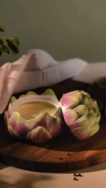 Von Hand gefertigt, mit Liebe zum Detail.

Die Porzellandose Artischocke von @augarten_porzellan vereint natürliche Schönheit mit meisterhafter Handwerkskunst – mit Hingabe in Österreich gefertigt.

Entdecken Dein neues Lieblingsstück österreichischer Manufakturkunst bei uns im Shop @fruehauf_since1884